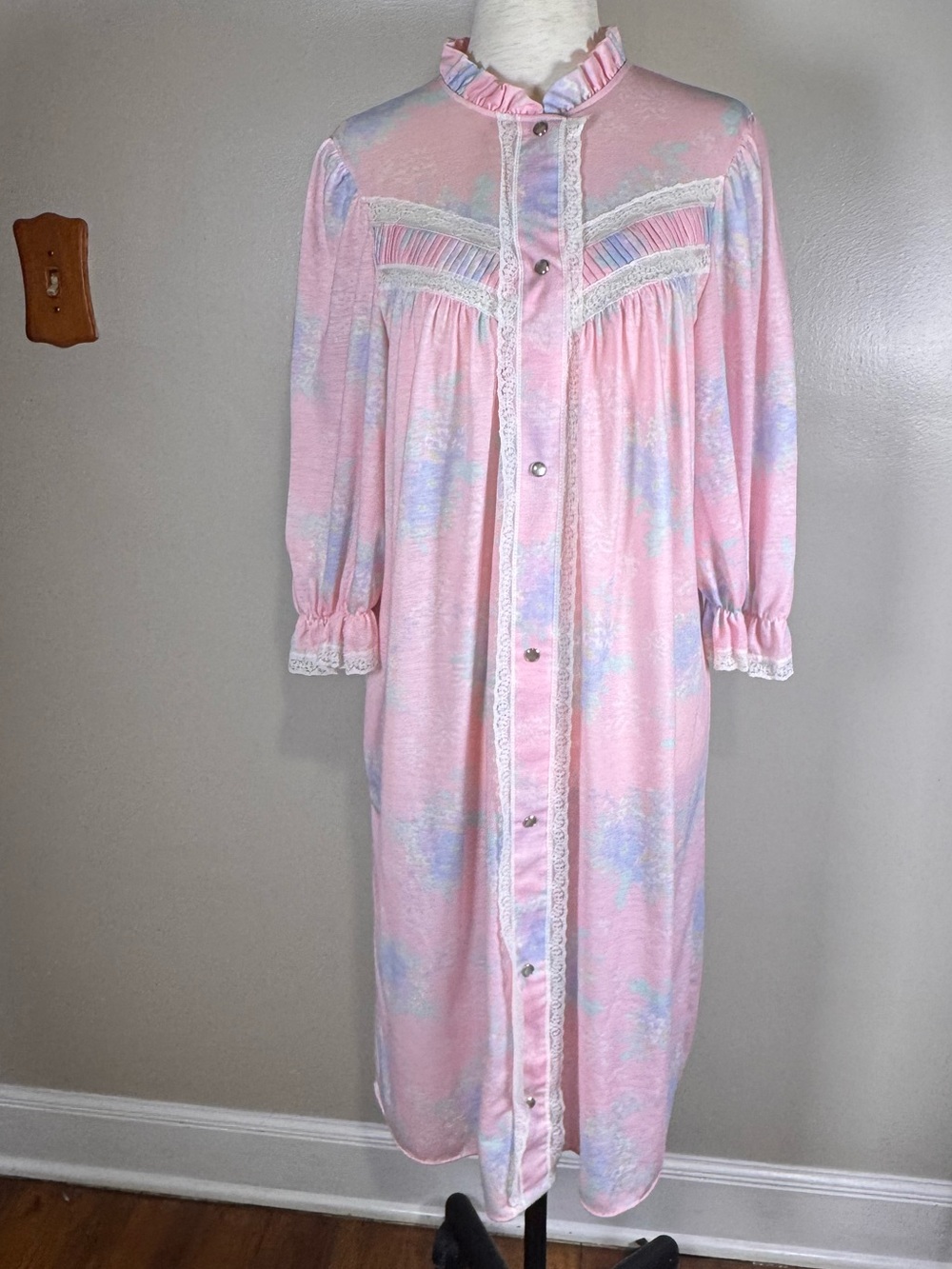 Vintage Komar 80s 90s Pink Pastel Lace Trim Granny Lounge House Snap Dress Sz S